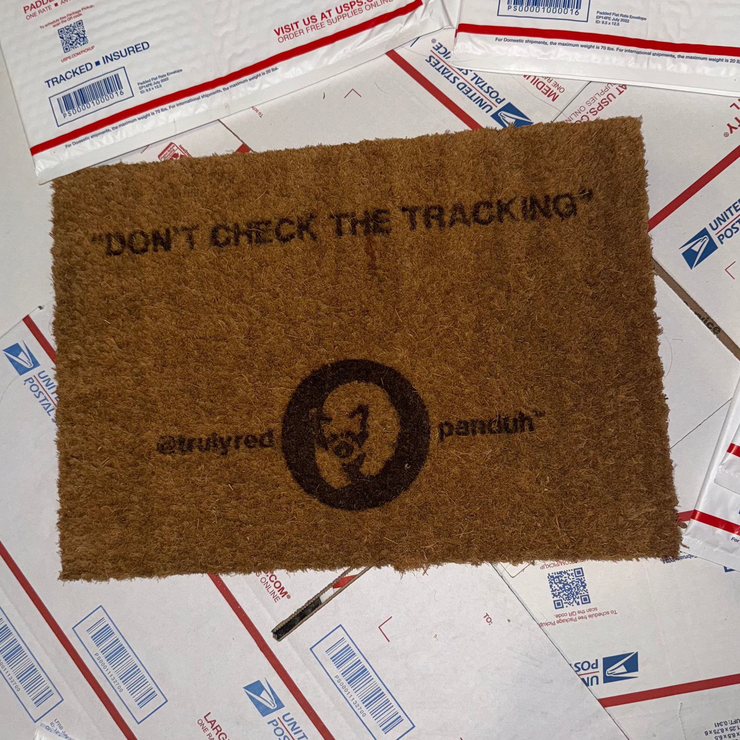 "DON'T THE TRACKING" table / doormat